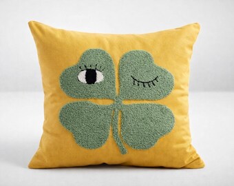 Funda de almohada con estampado de trébol amarillo mostaza de 43 x 43 cm, cojín con cara guiñando un ojo.