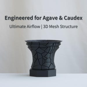 Puede incluir: Una maceta negra y geométrica con un diseño único de patrón agrietado. La maceta tiene una parte superior ancha y una base robusta. El texto en la imagen dice: Engineered for Agave & Caudex, Ultimate Airflow | 3D Mesh Structure.