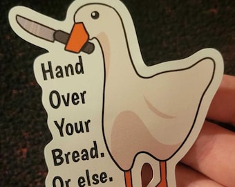 Pegatina de ganso divertida / Calcomanía de vinilo con meme "Entrega tu pan"