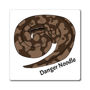 Könnte beinhalten: Ein Set aus drei Keramikbechern mit gesprenkelter, matter Oberfläche. Die Becher sind in Creme-, Hellgrau- und Dunkelgrautönen gehalten. Jeder Becher hat ein schlichtes, minimalistisches Design.