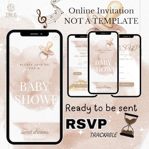 Può includere: Invito digitale per baby shower visualizzato su tre smartphone con sfondo ad acquerello beige, con una grafica di ciuccio, note musicali e testo tra cui Online Invitation NOT A TEMPLATE, BABY SHOWER e RSVP TRACKABLE con un'icona a clessidra.