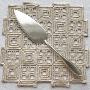 Serwer do ciasta i pie PERLRAND 500 Pattern WMF 100 Srebrna płyta Niemcy Lata 40. XX wieku Koralikowy brzeg Design High Tea Party Württembergische Metallwarenfabrik