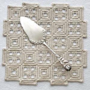 Łopatka do serwowania ciasta HILDESHEIMER ROSE Pattern ANTIKO 100 Silver Plate High Tea Party H Kohlbecker Pforzheim Niemcy Kobiecy Falbaniasty Lata 60.