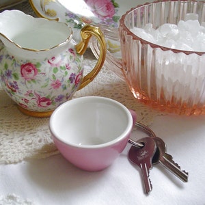 Entzückende Teetasse Teetasse - SCHLÜSSELANHÄNGER * ANHÄNGER - Steinzeug Eisenstein - rosa, hellblau, grün oder gelb - sehr niedlich - Teepartybevorzugung