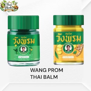 Könnte beinhalten: Zwei Glasbehälter mit Wang Prom Thai Balm mit grünen und gelben Etiketten. Der grüne Behälter hat einen grünen Deckel und der gelbe Behälter hat einen grünen Deckel. Der Text "WANG PROM THAI BALM" ist darunter gedruckt.