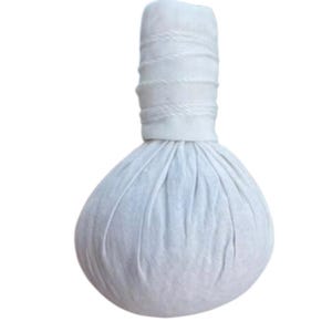 Puede incluir: Una bola de compresión de hierbas tailandesas blanca con un cuerpo de tela fruncida y un asa cilíndrica. La imagen incluye el texto "Thai Herbs Store" con ilustraciones botánicas.
