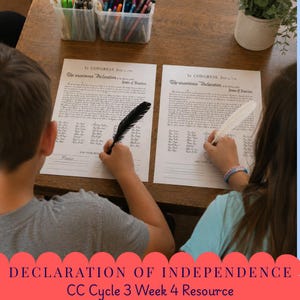 Puede incluir: Dos copias impresas de la Declaración de Independencia con el texto In Congress, July 4, 1776, The unanimous Declaration of the thirteen united States of America. Cada papel incluye líneas para firmas, junto con una pluma negra y una blanca.