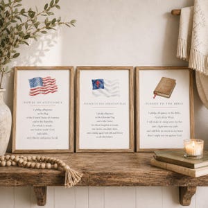 Può includere: Tre stampe da parete incorniciate che presentano il giuramento di fedeltà con una bandiera americana, il giuramento alla bandiera cristiana con una bandiera cristiana e il giuramento alla Bibbia con un'illustrazione di una Bibbia in pelle.