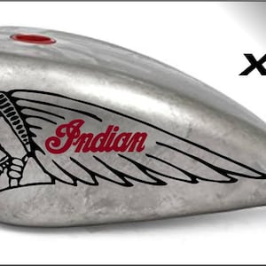 Könnte beinhalten: Ein silberner Motorrad-Kraftstofftank mit rotem Tankdeckel. Der Tank hat eine schwarz-rote Grafik eines Indianerkopfes mit dem Wort "Indian" in roter Schrift. Das Bild enthält auch den Text "X2" und ein Logo.