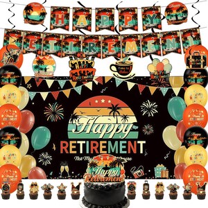 Puede incluir: Un conjunto de decoración para fiestas de jubilación con un telón de fondo negro con un diseño de puesta de sol y las palabras "Happy Retirement". Incluye globos, pancartas, una tarta y adornos para cupcakes. La combinación de colores es naranja, amarillo y negro.