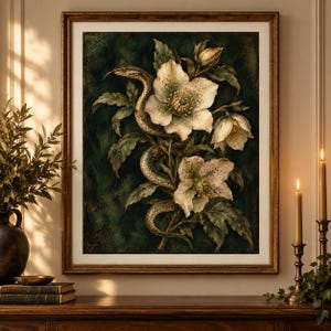Puede incluir: Una lámina de arte enmarcada que presenta una ilustración detallada de una serpiente enroscada alrededor de un grupo de flores de eléboro blancas con hojas verdes sobre un fondo verde bosque oscuro y texturizado, en un marco dorado clásico.