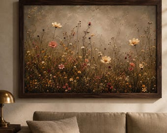 Könnte beinhalten: Ein rechteckiges Wandbild mit einem Feld aus Wildblumen in gedeckten Creme-, Rosa- und Brauntönen vor einem strukturierten, wolkigen Hintergrund. Das Kunstwerk ist in einem dunkelbraunen Holzrahmen mit sichtbarer Maserung eingefasst.