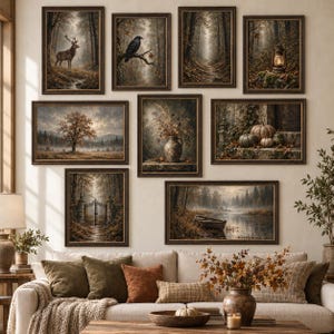 Könnte beinhalten: Eine Galerie-Wand mit neun gerahmten Landschafts- und Stillleben-Drucken, die einen Hirsch, einen Raben, einen Waldweg, eine Laterne, einen Baum, eine Vase mit Trockenblumen, Kürbisse, ein Tor und ein Boot auf einem See zeigen.