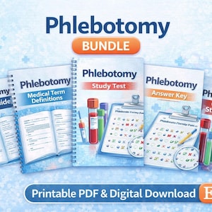 Op de afbeelding: Een bundel phlebotomie-studiemateriaal, waaronder studiegidsen, een studietest en een antwoordsleutel. De covers zijn wit en blauw, met de titel "Phlebotomy" in grote, donkerblauwe letters. De afbeelding bevat ook reageerbuizen en een klembord.