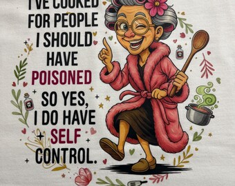 Könnte beinhalten: Ein weißes T-Shirt mit einer Cartoon-Illustration einer älteren Person im rosa Morgenmantel und mit Lockenwicklern, die einen Holzlöffel hält. Der Text lautet: I'VE COOKED FOR PEOPLE I SHOULD HAVE POISONED SO YES, I DO HAVE SELF CONTROL.