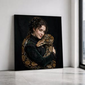 Peut inclure: Un portrait encadré représentant une personne aux cheveux bruns bouclés ornés de petites épingles, vêtue d'un vêtement à manches longues en velours vert foncé avec des détails en dentelle noire, entourée d'un grand python brun et beige.