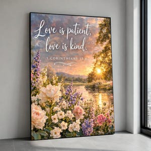 Pode incluir: Uma impressão em tela emoldurada com uma paisagem serena com um rio, flores e um pôr do sol. A obra de arte inclui o texto "Love is patient, love is kind" e "1 Corinthians 13:4" em uma escrita elegante, criando uma atmosfera pacífica.