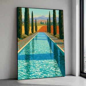 Può includere: Una stampa artistica da parete rettangolare verticale che mostra una piscina lunga e stretta che si estende verso un paesaggio lontano. La scena include alti cipressi sottili che costeggiano la piscina, campi dorati e montagne blu.