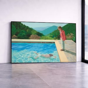 Può includere: Un dipinto rettangolare incorniciato che raffigura una piscina con acqua blu e una persona che nuota sott'acqua. A bordo piscina, una persona indossa un blazer rosa e pantaloni chiari, affacciata su un paesaggio di colline verdi.