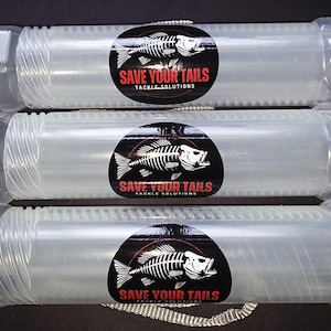 Può includere: Una tazza di ceramica bianca con manico nero e la scritta "But First, Coffee" in grassetto nero. La tazza è posta su uno sfondo sfocato. La tazza misura circa 10 cm di altezza.