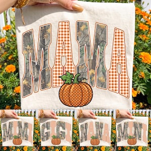 Puede incluir: Una bolsa de tela color crema con la palabra MAMA en letras grandes. Las letras tienen un patrón de cuadros naranja y blanco relleno con un estampado de camuflaje forestal. Debajo se muestra una calabaza naranja con puntos y tallo verde.