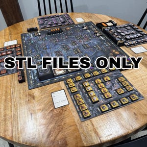Puede incluir: Un juego de mesa con múltiples piezas y cartas se muestra sobre una mesa redonda de madera. El tablero del juego es oscuro con un diseño detallado. El texto "STL FILES ONLY" está presente.