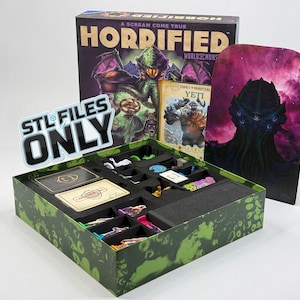 Può includere: Una scatola del gioco da tavolo Horrified World of Monsters con un organizer in plastica nera. La scatola presenta grafiche a tema mostri verdi, una carta mostro Yeti e un espositore con il testo STL FILES ONLY. Un'illustrazione di un mostro viola scuro si trova sulla destra.