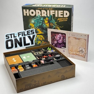 Può includere: Il set del gioco da tavolo Horrified American Monsters include una scatola, un manuale di istruzioni e un vassoio in plastica nera con vari scomparti contenenti gettoni colorati, carte e piccole statuette. Un cartello riporta STL FILES ONLY.