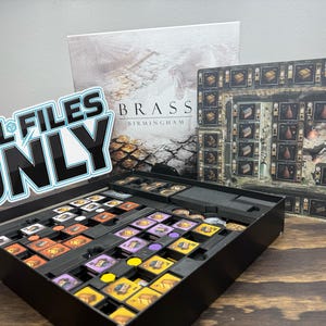 Könnte beinhalten: Ein schwarzer Spiele-Organizer aus Kunststoff für das Brettspiel Brass Birmingham mit quadratischen Fächern, die mit kleinen bunten Spielplättchen gefüllt sind. Der Spielkartondeckel und ein Spielplan sind sichtbar. Text: STL FILES ONLY.