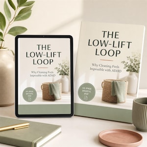 以下が含まれることがあります： The Low-Lift Loop: Why Cleaning Feels Impossible with ADHDというタイトルのタブレットと本。どちらも64ページのデジタルPDFラベルと、緑色の布が入った編みかごの画像が表示されています。緑色のノート、金色のペン、小さな皿が近くに置かれています。