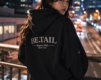 BE TAIL x KANAEBASE Hoodie, Minimalistisk Sweatshirt med Logotyp, Japansk Streetwear
