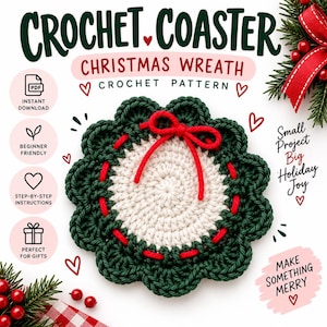 Puede incluir: Un patrón de ganchillo para un posavasos de corona navideña. El diseño presenta un centro circular blanco rodeado por un borde festoneado verde oscuro, acentuado con un lazo de hilo rojo. El texto incluye CROCHET COASTER, CHRISTMAS WREATH.