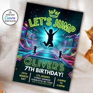Może przedstawiać: Żywe zaproszenie urodzinowe z neonowym designem. Zaproszenie zawiera tekst "LET'S JUMP" i "OLIVER'S 7TH BIRTHAY!" ze szczegółami takimi jak data, godzina i miejsce. Projekt zawiera sylwetki dzieci skaczących na trampolinie.
