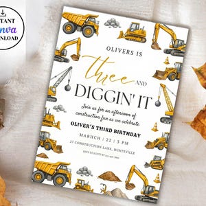 Peut inclure: Une carte d'invitation d'anniversaire rectangulaire avec des engins de chantier jaunes, des tas de pierres et de terre. Le texte indique : OLIVERS IS three AND DIGGIN' IT, Join us for an afternoon of construction fun as we celebrate OLIVER'S THIRD BIRTHDAY.
