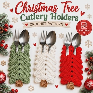 Könnte beinhalten: Drei gehäkelte Bestecktaschen in Form von Weihnachtsbäumen in Grün, Weiß und Rot, jeweils mit einer silbernen Gabel und einem Löffel. Der Text lautet Christmas Tree Cutlery Holders CROCHET PATTERN mit einem roten PDF PATTERN Abzeichen.