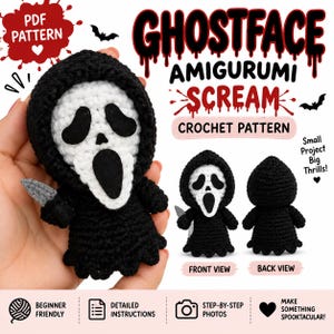 Puede incluir: Un patrón de ganchillo amigurumi de Ghostface con una pequeña muñeca de hilo blanco y negro con una capa con capucha y un cuchillo gris. El texto dice PDF PATTERN, GHOSTFACE AMIGURUMI SCREAM CROCHET PATTERN, Small Project Big Thrills y más.