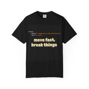 Könnte beinhalten: Schwarzes T-Shirt mit dem Text "move fast, break things" in Gelb und Weiß. Oberhalb des Textes befindet sich ein Code-Ausschnitt in Weiß und Orange. Ein lässiges Kleidungsstück für den Alltag.