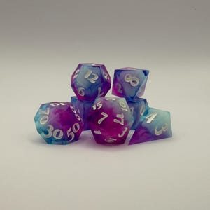Cotton Candy Dream Resin Polyhedral Dice Set | Rosa & Blå 7-Delade DnD-Tärningar | Handgjorda Tärningar med Vass Kant | TTRPG-Gåva