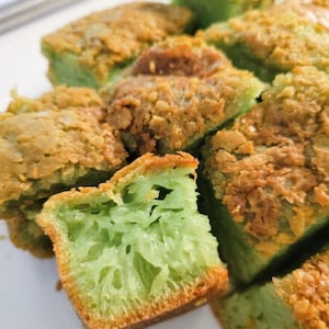 Pandan Honeycomb Cake (Banh Bo Nuong) image 1
