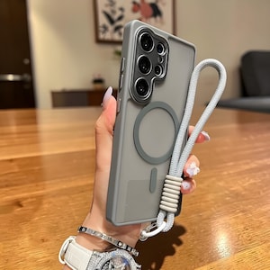 Funda magnética mate translúcida para Samsung con correa de muñeca y cordón: Galaxy S26 S25 Ultra S24 Plus S23 MagSafe.