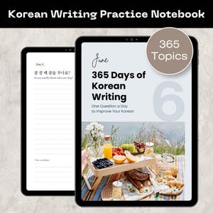Op de afbeelding: Een digitaal notitieboek voor het oefenen van Koreaans schrift, weergegeven op twee tabletschermen. De omslag bevat de tekst 365 Days of Korean Writing, One Question a Day to Improve Your Korean en 365 Topics, met een picknickscène.