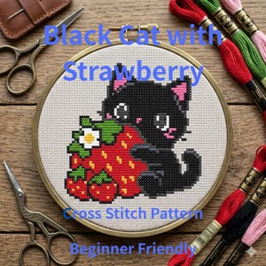 Puede incluir: Patrón de punto de cruz con un gato negro sosteniendo una fresa. El gato tiene orejas rosas y la fresa es roja con hojas verdes. El texto dice "Black Cat with Strawberry" y "Cross Stitch Pattern Beginner Friendly".