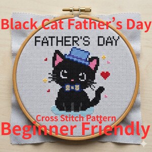 以下が含まれることがあります： 青い帽子と蝶ネクタイをつけた黒猫のクロスステッチパターンで、「FATHER'S DAY」の文字が入っています。「Black Cat Father's Day」と「Beginner Friendly」の文字も表示されています。デザインは木製の刺繍枠にセットされています。