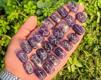 Juego de runas de amatista, kit de adivinación Elder Futhark de 25 piezas con bolsa de terciopelo, piedras curativas de cristal púrpura natural, regalo para altar wiccano