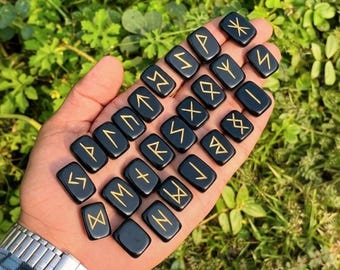 Juego de 25 piedras rúnicas de cristal de obsidiana negra, kit de adivinación Elder Futhark, herramientas grabadas para altar wiccano, piedras de protección, regalo único para ella.
