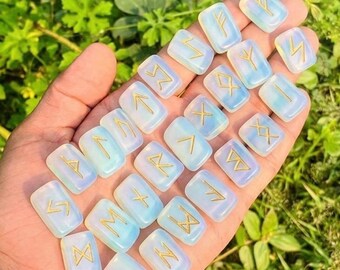 Juego de piedras rúnicas de cristal de ópalo, kit de adivinación Elder Futhark de 25 piezas con bolsa de terciopelo, herramienta para altar wiccano, runas de ópalo, regalo.
