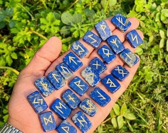 Juego de 25 piedras rúnicas de cristal de lapislázuli, kit de adivinación Elder Futhark, herramientas grabadas para altar wiccano, piedras curativas, regalo único para ella.