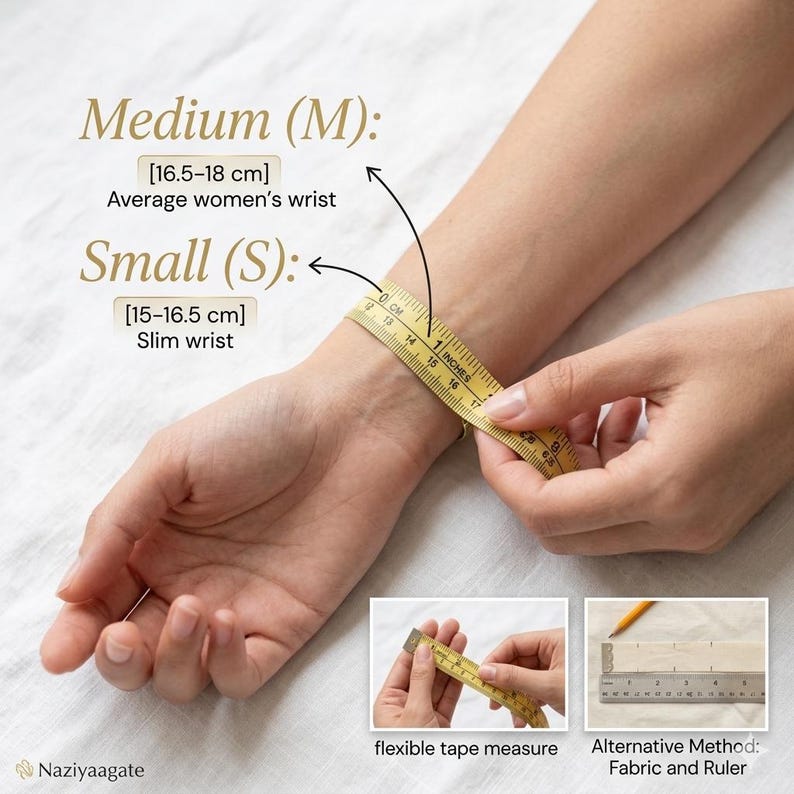 Op de afbeelding: Een geel flexibel meetlint om een pols met tekst die Medium (M) voor 16,5-18 cm en Small (S) voor 15-16,5 cm aangeeft. Extra panelen tonen het meetlint en een alternatieve methode met stof en een metalen liniaal.