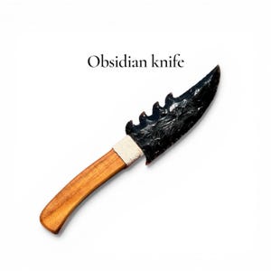 Puede incluir: Un cuchillo de obsidiana con una hoja dentada y un mango de madera. El mango está envuelto con hilo blanco cerca de la hoja. El texto "Obsidian knife" está encima del cuchillo.