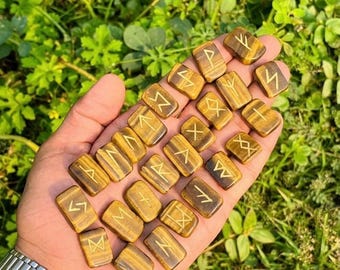 Tijgeroog kristallen runensteen set 25 stuks Elder Futhark waarzeggerij kit gegraveerd Wicca altaar gereedschap bescherming stenen uniek cadeau voor haar